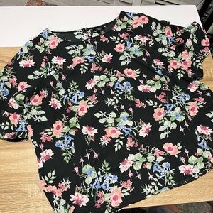 NWOT LIZ CLAIBORNE FLORAL TOP WITH RUFFLED SLEEVES - SIZE XXL